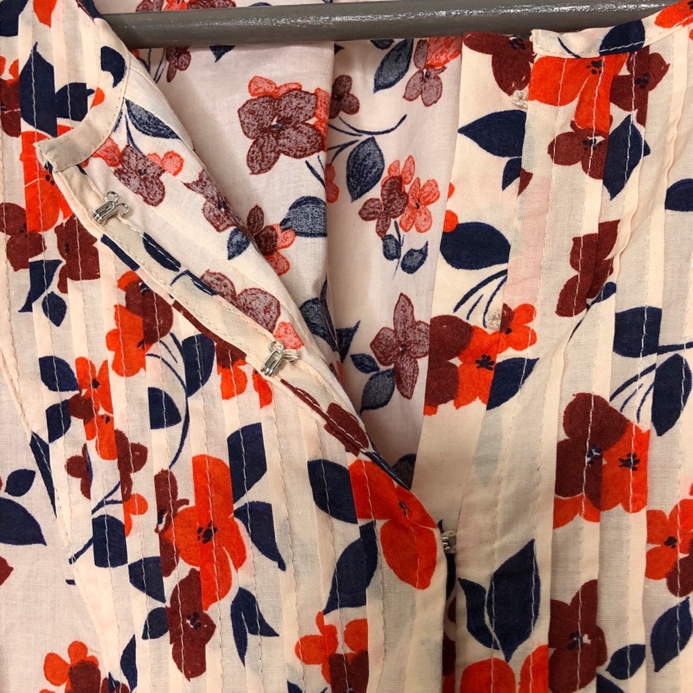 Elizabeth and James Floral Print Long Sleeve Pleated Front Blouse - Picture 4 of 11